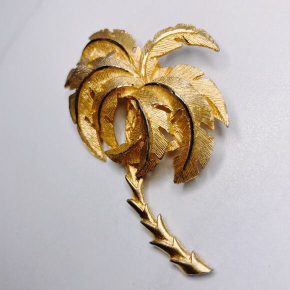 Vintage Palm Tree Brooch, Mid Century Brushed Gold Tone Metal Tropical Jewelry - Picture 2 of 5